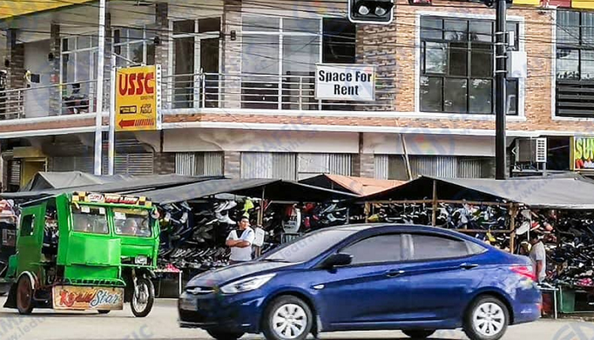 Svetofor Elba daryosining janubida joylashgan to'rt xil ko'chaning chorrahasida joylashgan