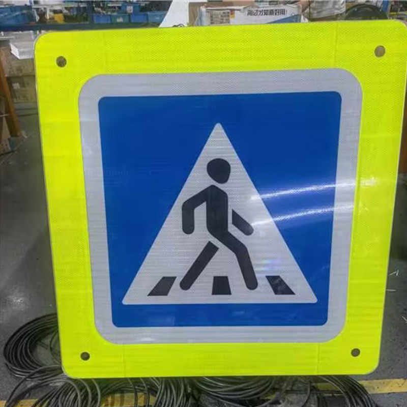 Ichki yorug'likli piyodalar o'tish joyi belgilari