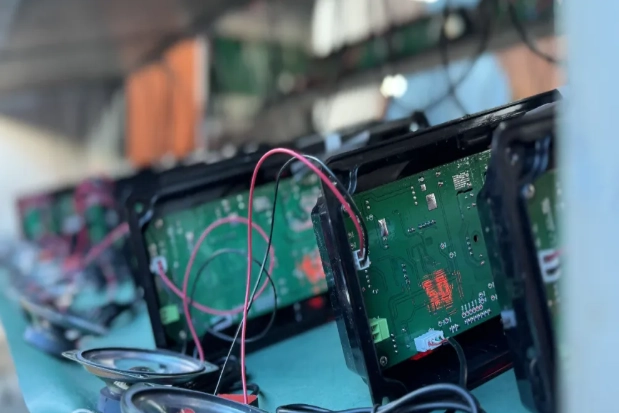 Plastik korpusli FAMA ovozli piyoda signallari noyabr oyida 7500 dan ortiq sotilgan, 1000 dan ortiq chorrahalarda oʻrnatilgan. Plastik korpusli FAMA ovozli piyoda signallari noyabr oyida 7500 dan ortiq sotilgan, 1000 dan ortiq chorrahalarda oʻrnatilgan.