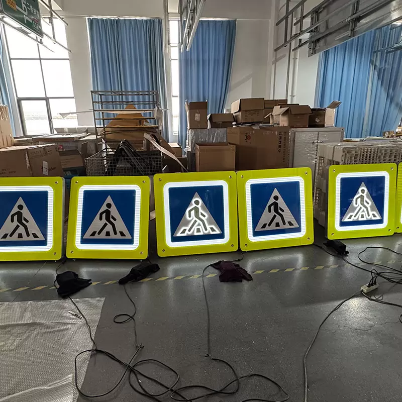 quyosh energiyasi bilan ishlaydigan piyodalar o'tish joyi belgilari quyosh energiyasi bilan ishlaydigan piyodalar o'tish joyi belgilari